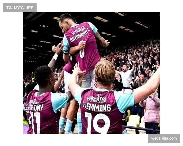 通讯：保级生死战前，谢菲联主帅与球迷在训练基地外暖心互动。